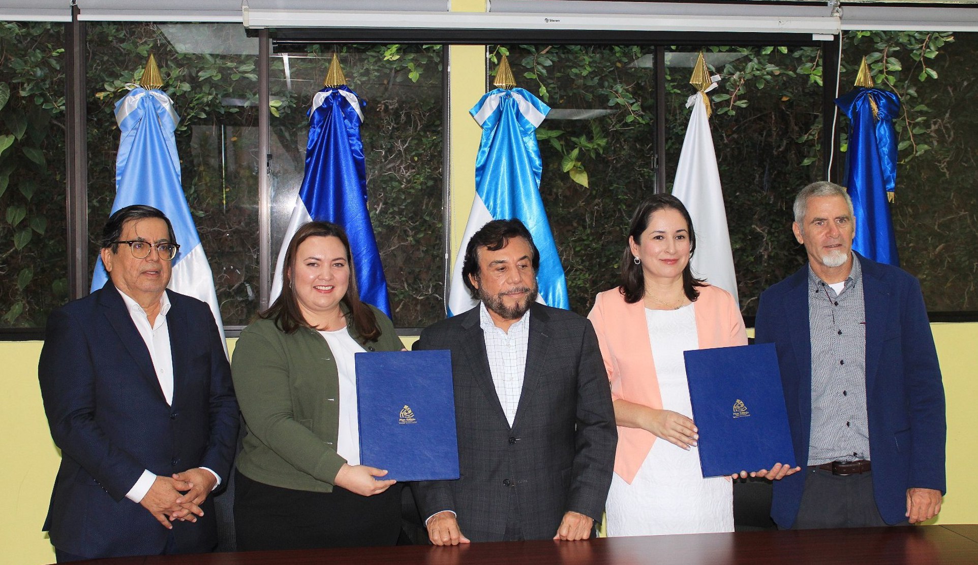 Firman acuerdo con comisión trinacional del Plan Trifinio para restaurar el río Lempa