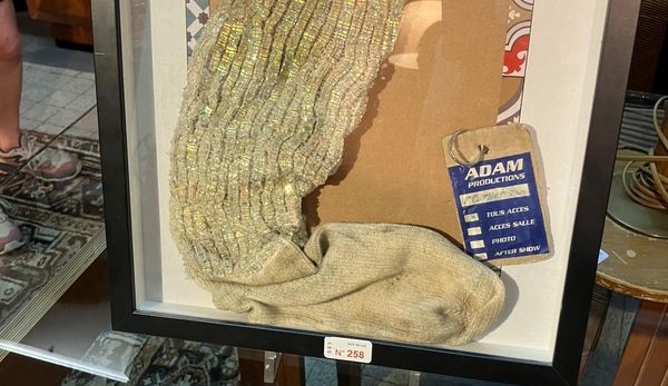 Subastan un calcetín de Michael Jackson usado en un concierto en 1997