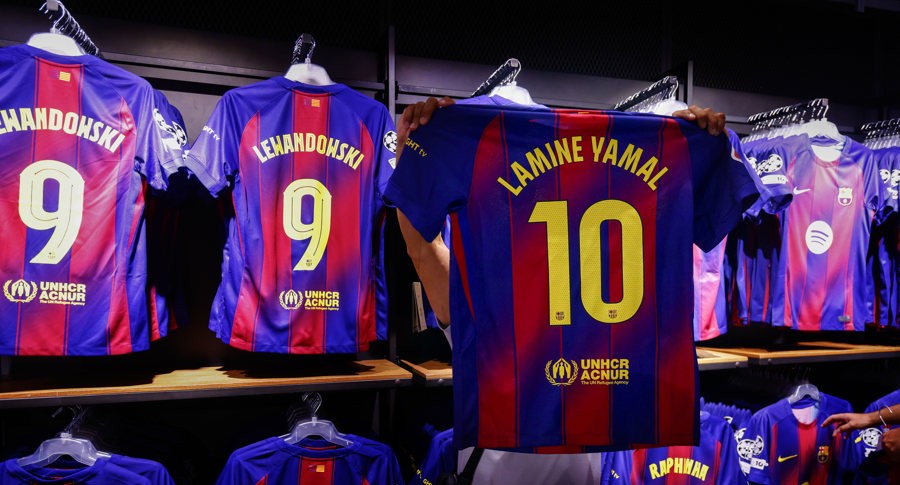 Lamine Yamal, retratado como un superhéroe en Barcelona a su 18 cumpleaños