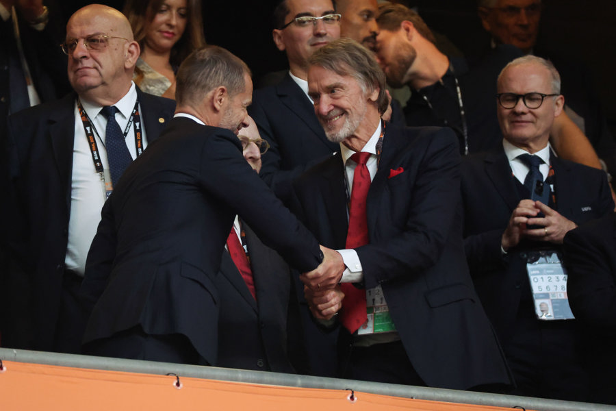 El Manchester United, 240 millones en fichajes y 450 despidos