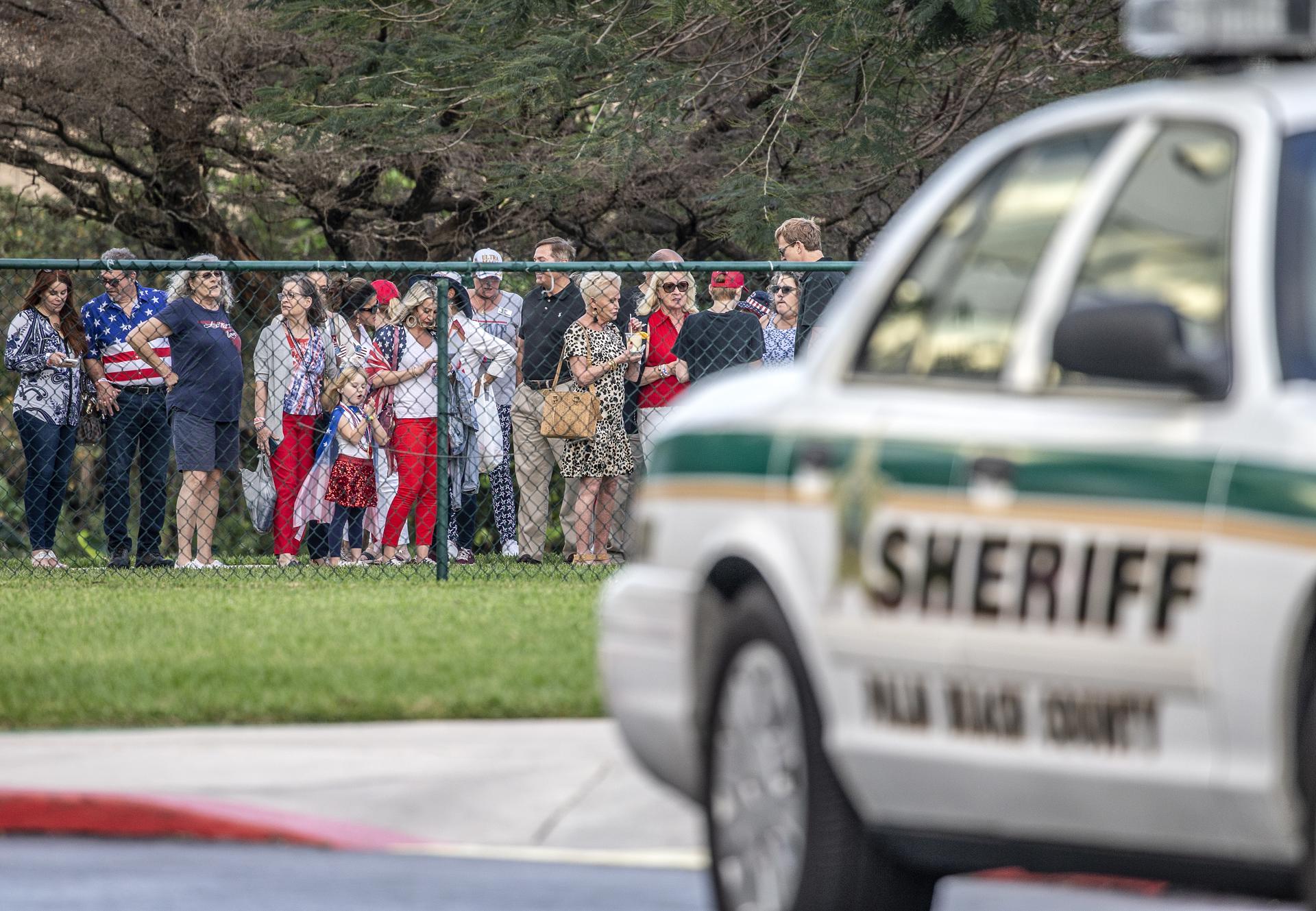 Detienen en aeropuerto de Florida a sospechoso con un rifle de asalto cargado y cuchillos