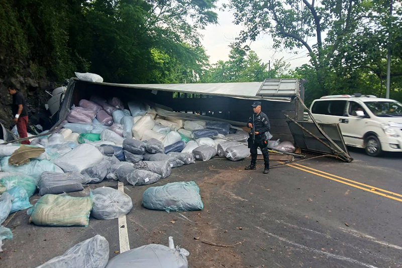 Camión que transportaba tela vuelca en San Vicente