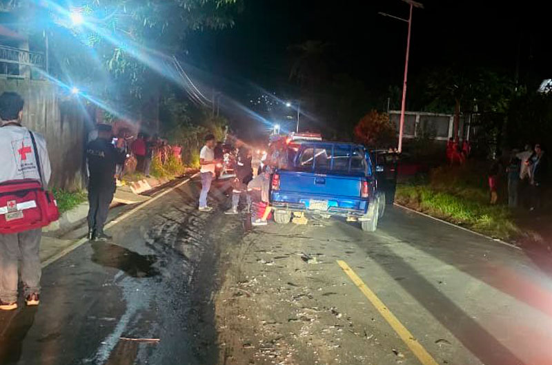 Accidente en calle al lago de Coatepeque deja varios lesionados