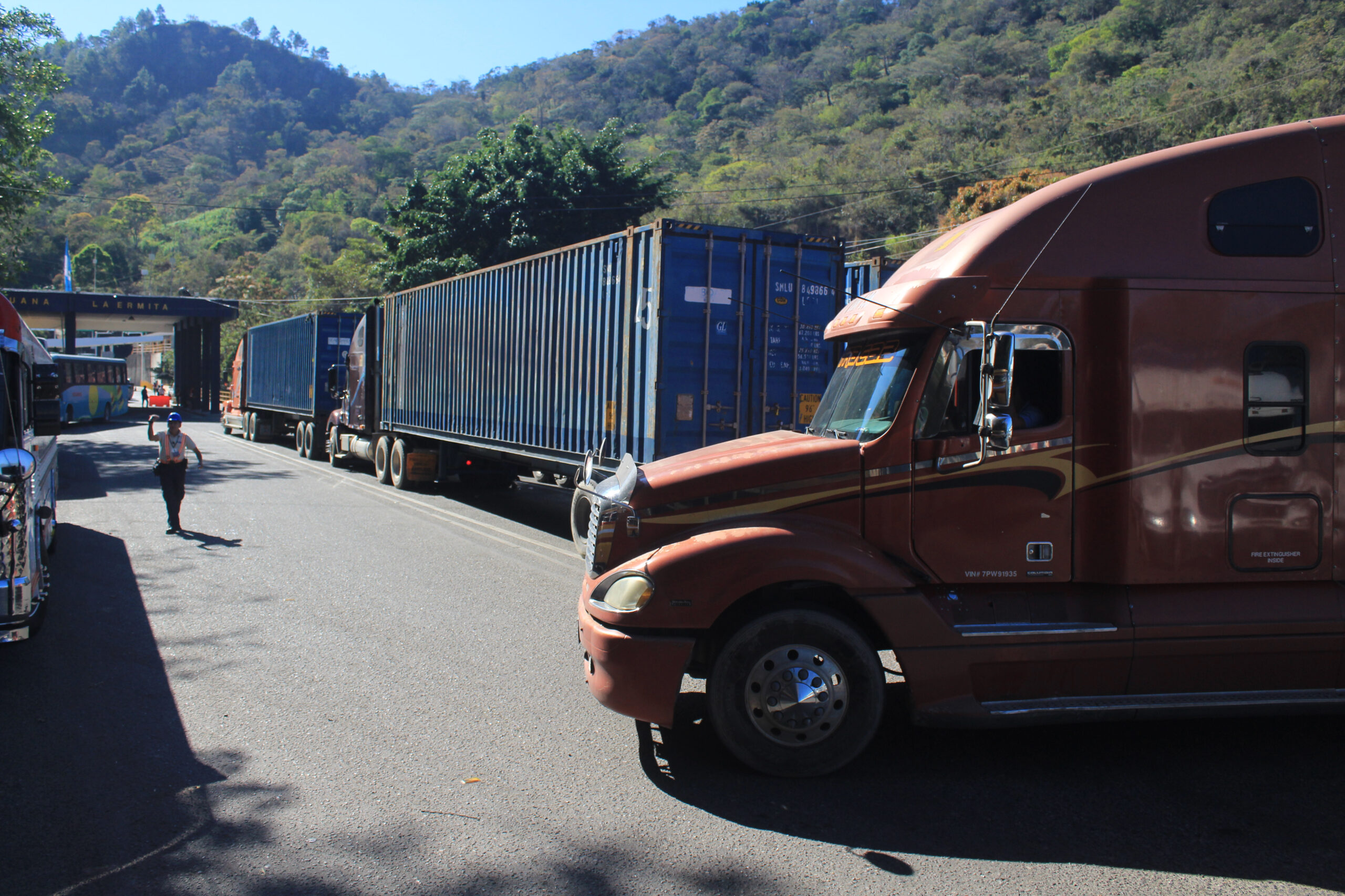 Más de 50,000 camiones pesados circulan por las carreteras en El Salvador