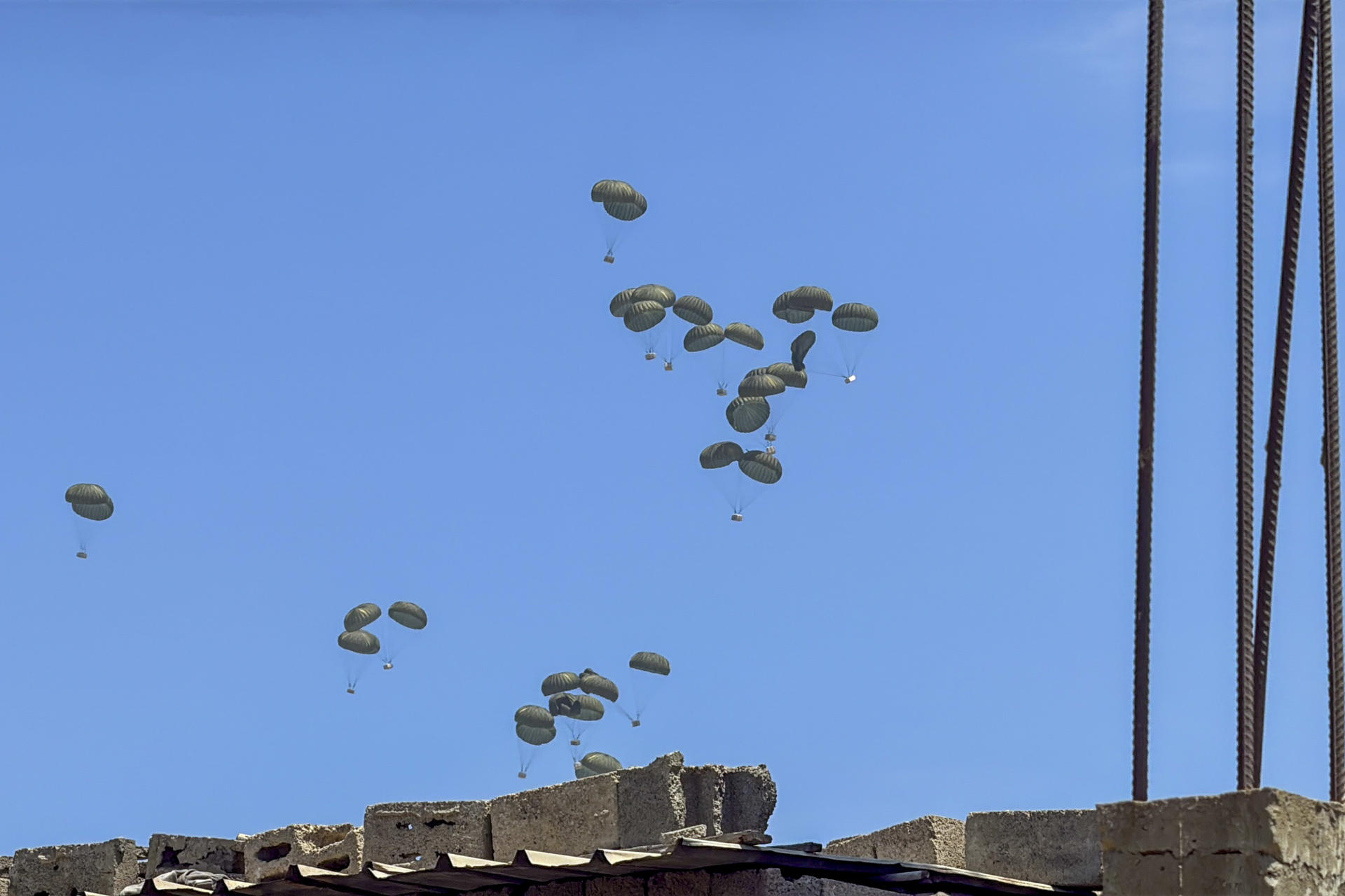 Un muerto en Gaza al caerle ayuda lanzada desde el aire y cuatro más buscando comida