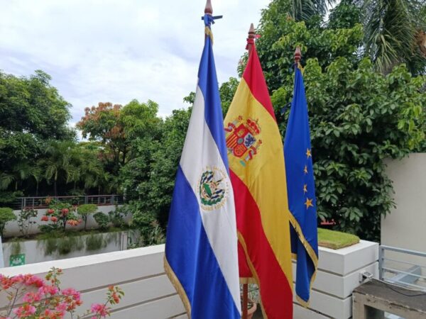 Más de 2,600 salvadoreños han recibido becas o formación con apoyo del gobierno español