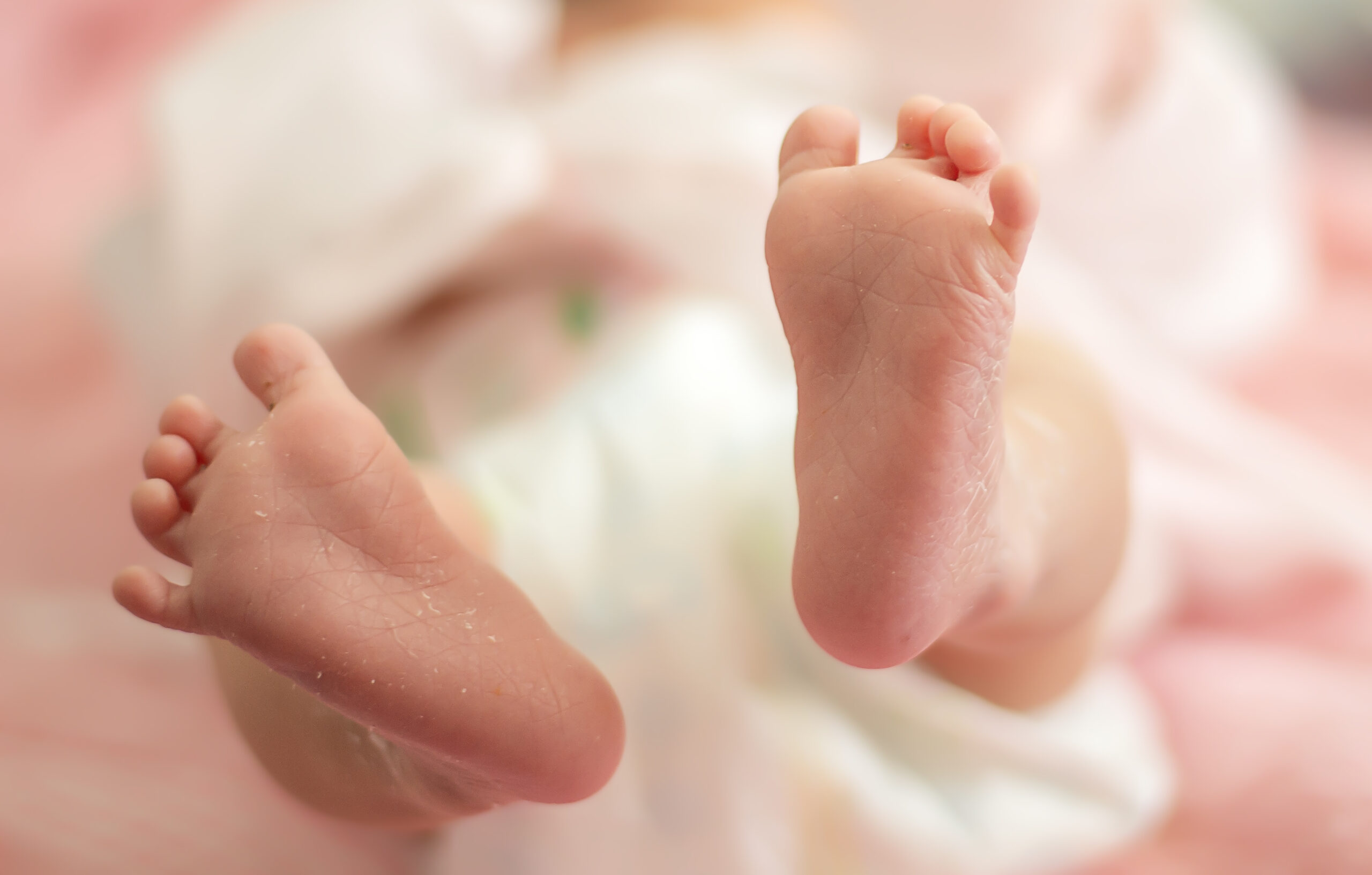 Bebé nacido de embrión congelado hace más de 30 años rompe récord de «más viejo del mundo»