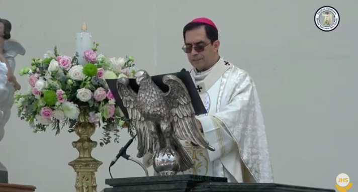 Arzobispo salvadoreño pide a EEUU detener persecución contra los migrantes