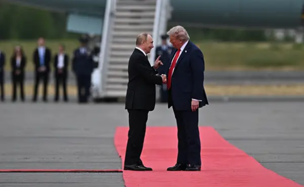 Trump recibe a Putin con alfombra roja y apretón de manos en Alaska para cumbre bilateral