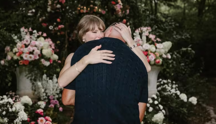 Taylor Swift se compromete en matrimonio con Travis Kelce y muestra su diamante