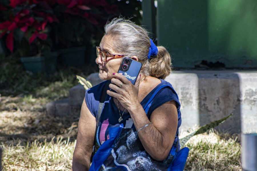 El 73 % de los salvadoreños utiliza su teléfono móvil a diario, pero solo 59 % tiene internet