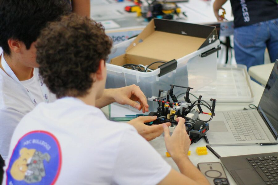 Estos son los estudiantes que representarán a El Salvador en las Olimpiadas de Robótica en Singapur
