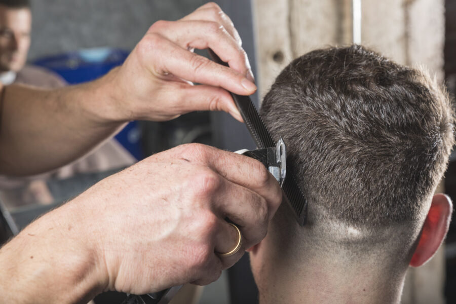 Alcalde de San Miguel Centro ofrece cortes de cabello gratuitos tras medidas disciplinarias en escuelas