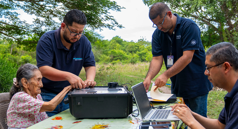 En un año 545 salvadoreños con problemas de movilidad recibieron duis a domicilio