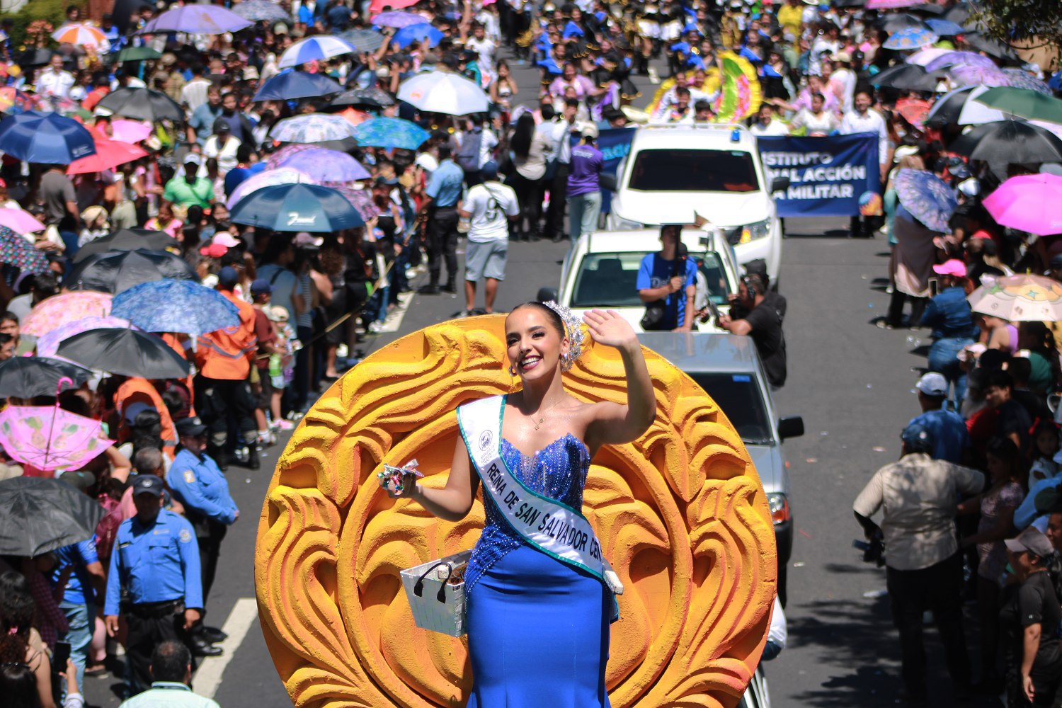 San Salvador inaugura sus fiestas patronales con el desfile del correo