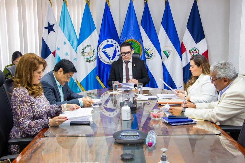 Diputados salvadoreños del Parlacen desconocen cómo será el proceso de salida del organismo