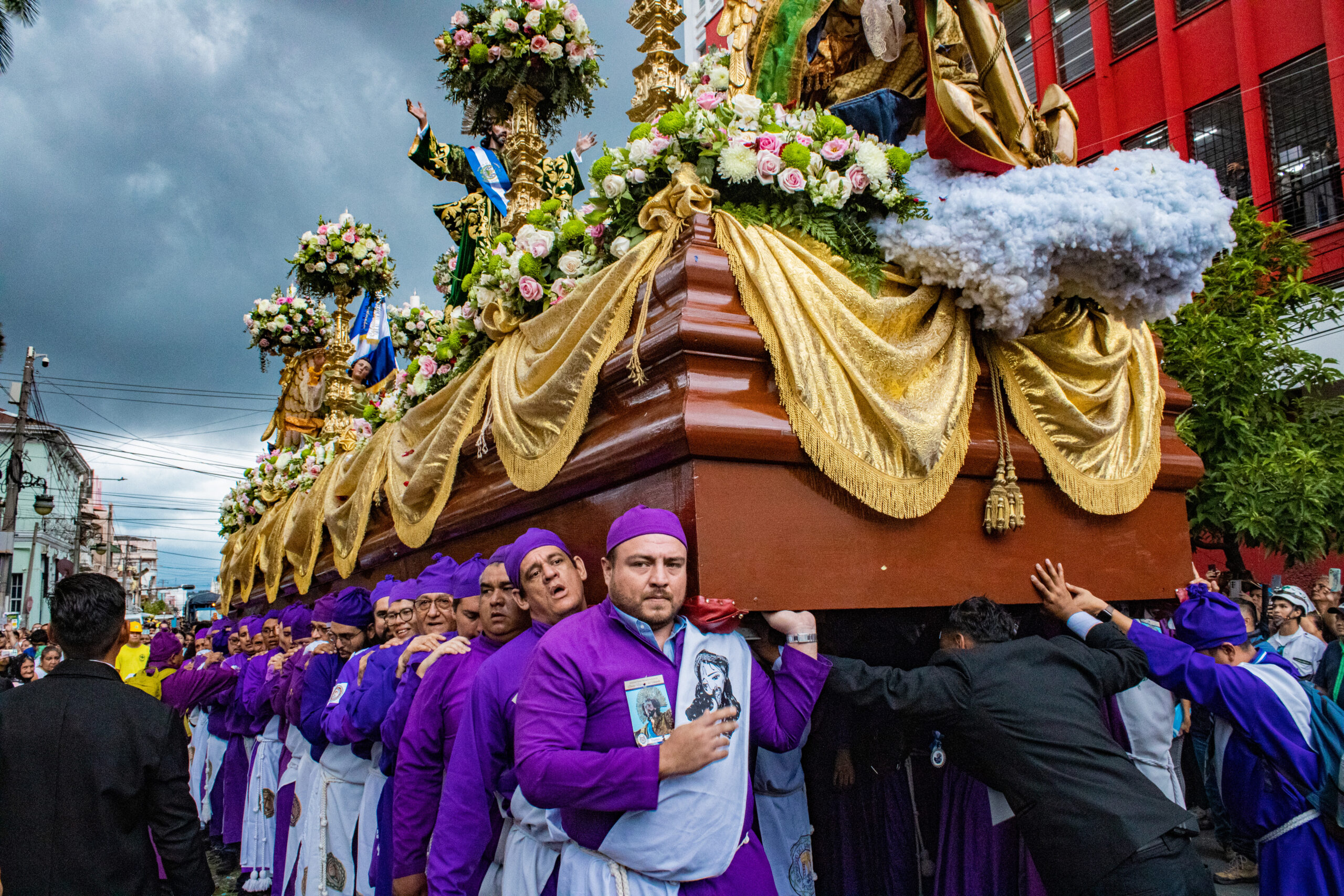 Estiman que más de 50,000 personas participaron en la bajada del Divino Salvador del Mundo