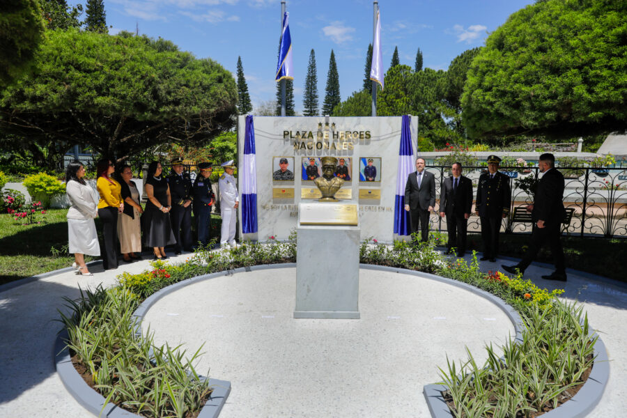 Develan placa en honor al exdirector Arriaza Chicas y policías que murieron en accidente de helicóptero