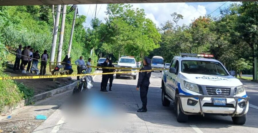 Una mujer muere tras caer de un paso a desnivel en autopista a Comalapa