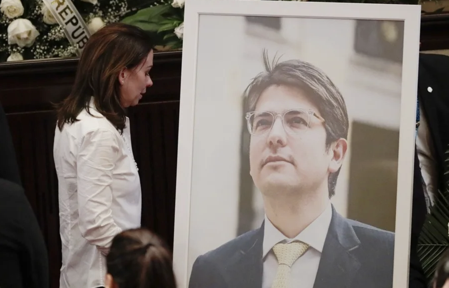 Con pañuelos blancos reciben féretro del senador Uribe Turbay en el Capitolio de Colombia