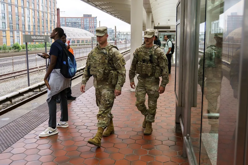 Washington protesta contra militarización de Trump con carteles, grafitis y calcomanías