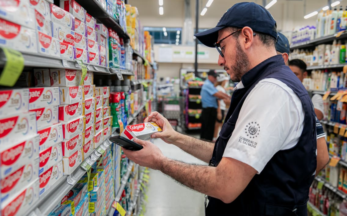 ¿Qué síntomas puede causar el uso de la pasta Colgate Total Clean Mint según la SRS?