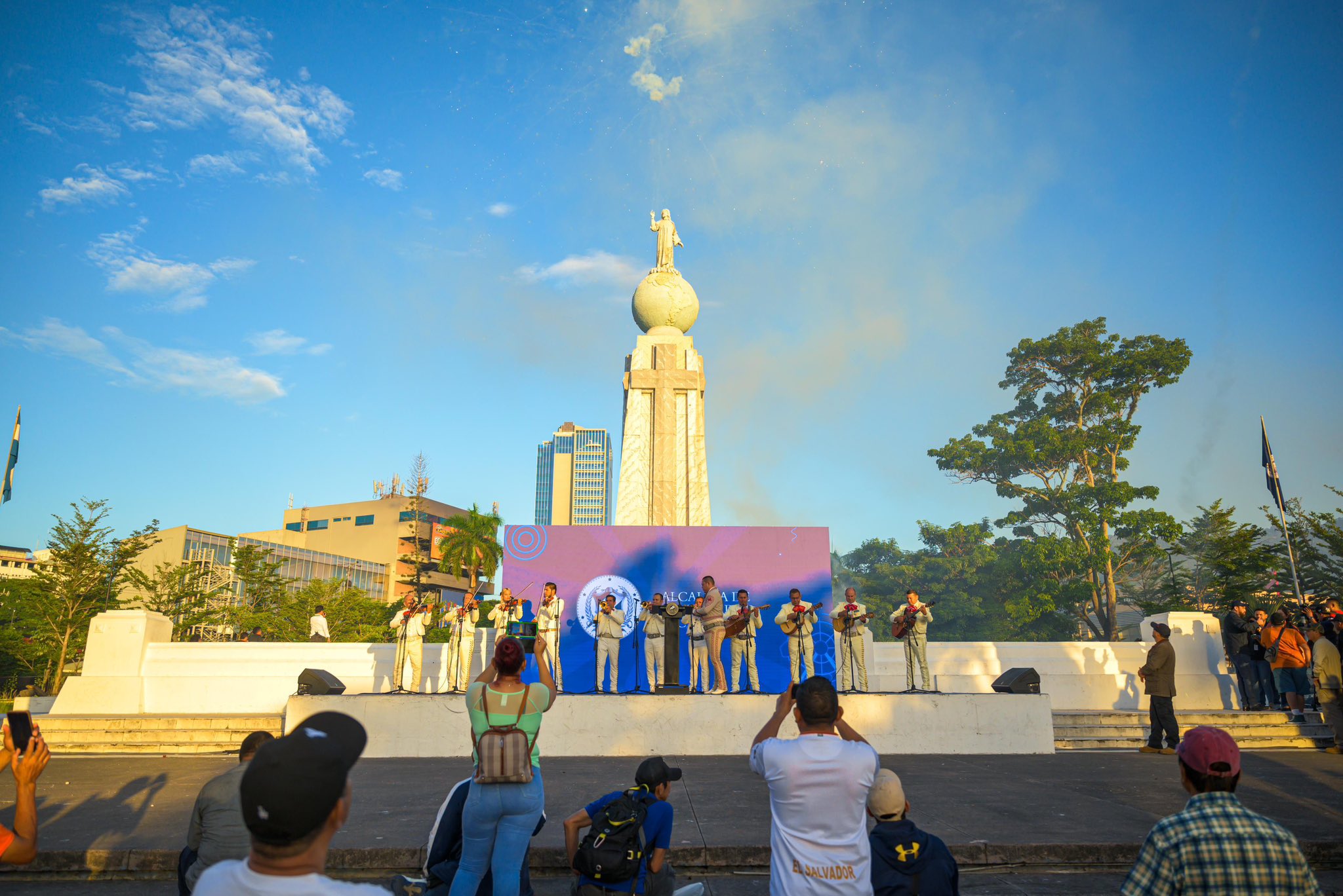San Salvador enciende su fiesta patronal con pólvora, mariachis y atole shuco