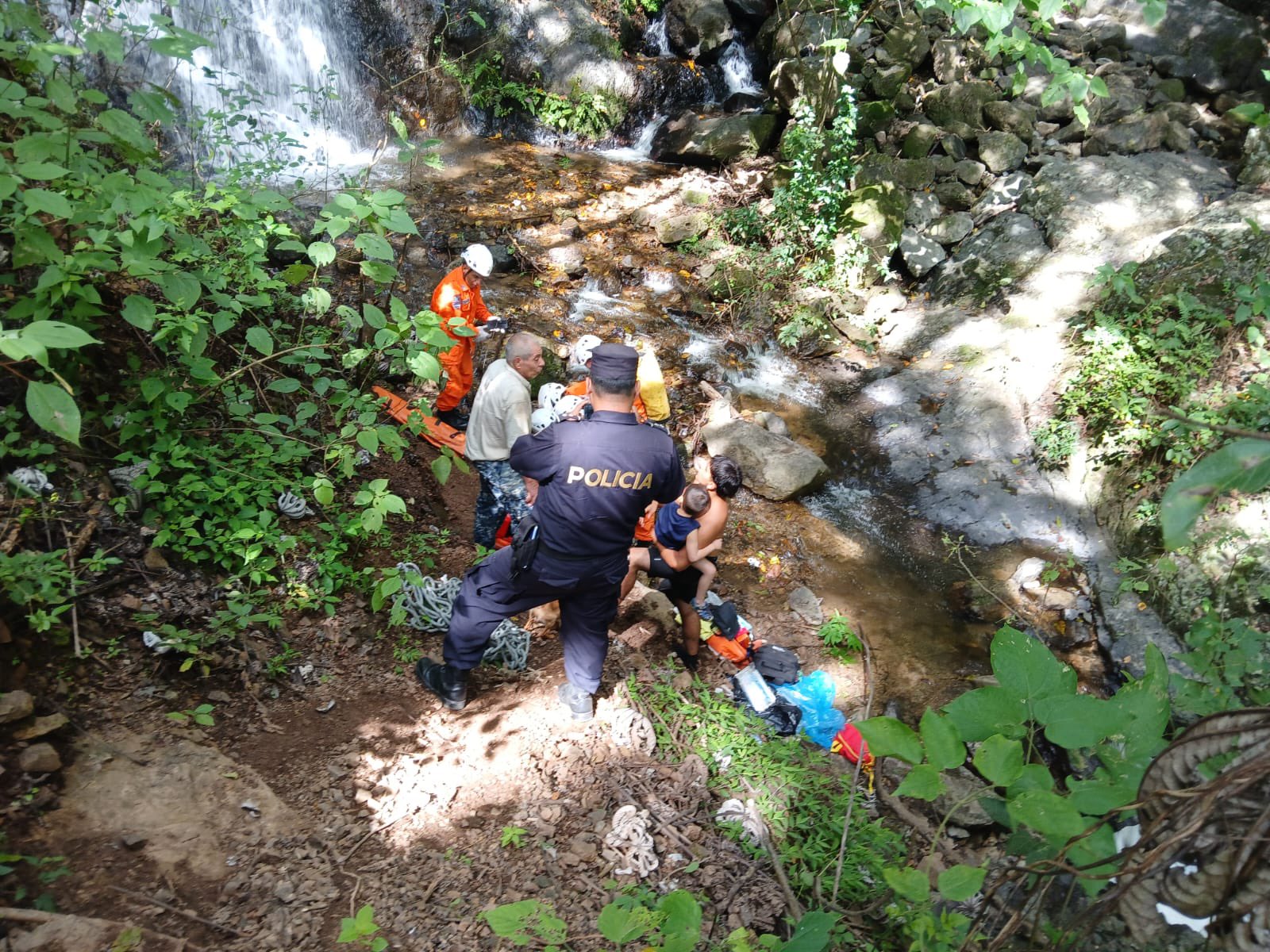 Rescatan con vida a hombre que cayó en una cascada de 12 metros en Metapán