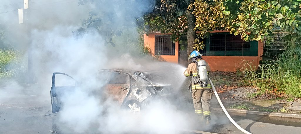 Un vehículo se incendia en El Congo, Santa Ana Este