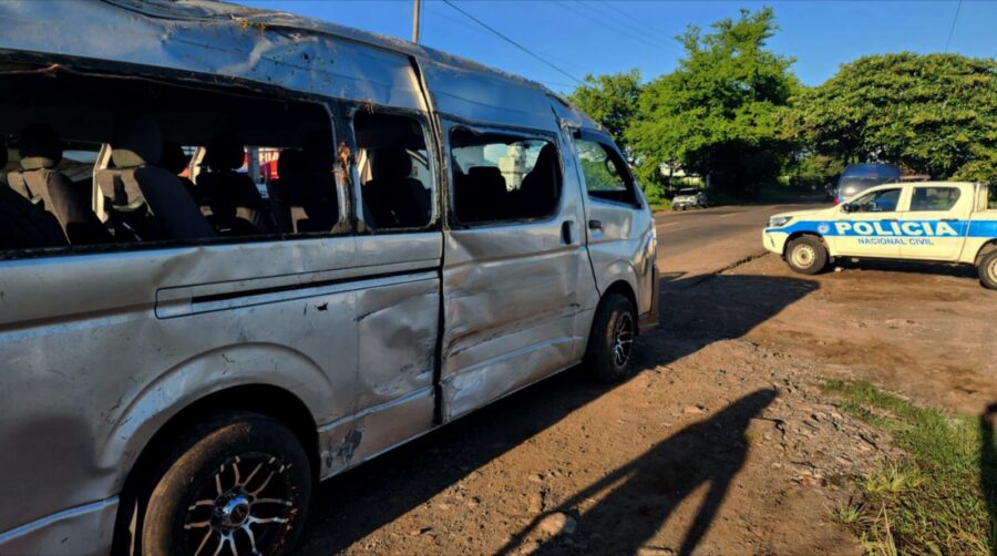 Microbús escolar vuelca y deja siete estudiantes lesionados en Ahuachapán
