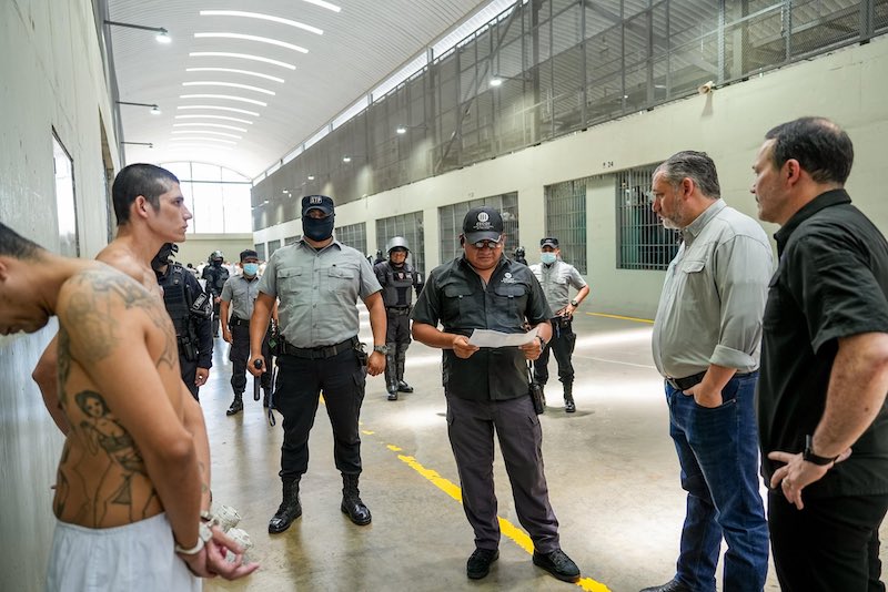 EEUU y El Salvador negocian términos de deportaciones de migrantes extranjeros