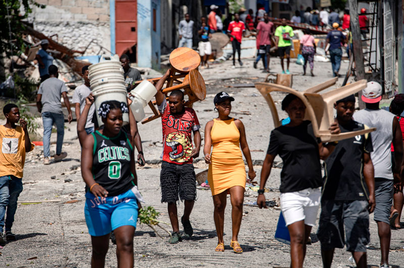 Cientos de desplazados en Haití intentan regresar a sus hogares tras retirarse las bandas