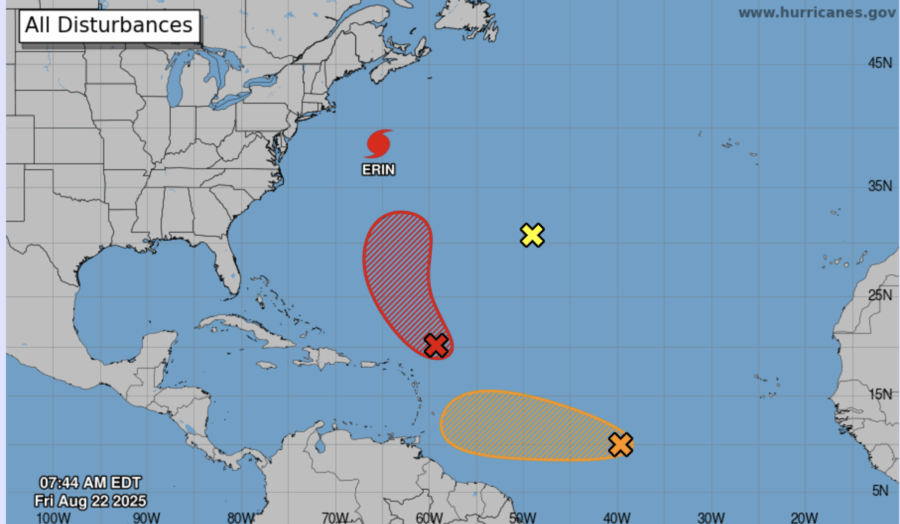 El huracán Erin decrece a categoría 1 aunque EEUU advierte de peligro «por un par de días»