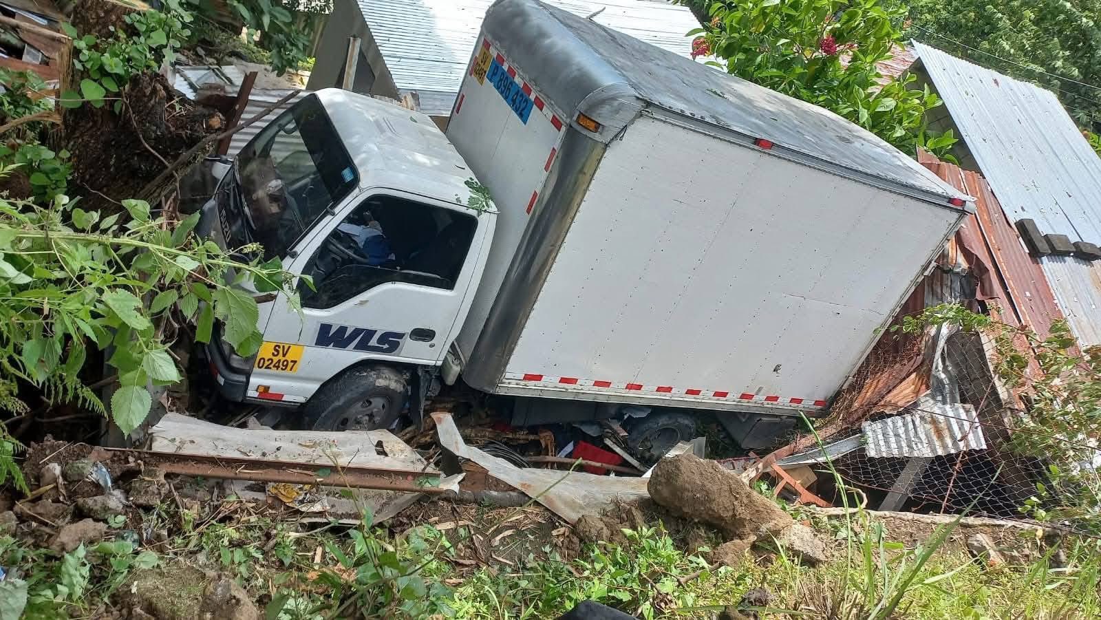 Camión cae sobre vivienda en Cuscatancingo: no hay víctimas