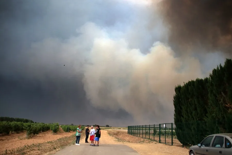 Incendios forestales en España arrasan aldeas y obligan a 34,000 evacuaciones