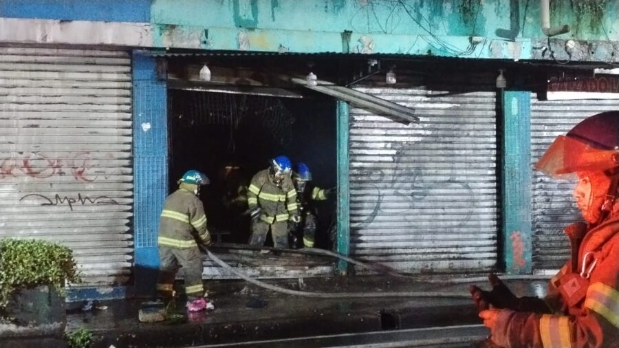 Una venta de ropa se quemó en el centro de San Salvador