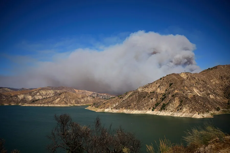 Un ola de incendios amenaza miles de hogares en California y Oregon