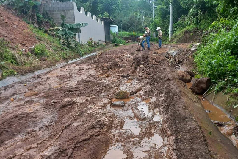 Habitantes de Las Granadillas y El Triunfo, en La Libertad Sur, piden reparación de calle dañada por lluvias
