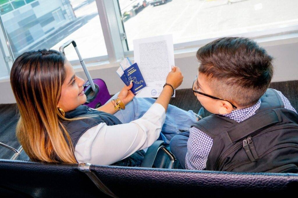 ¿Viajas con un menor de edad sin uno de sus padres? Este documento debes presentar a Migración