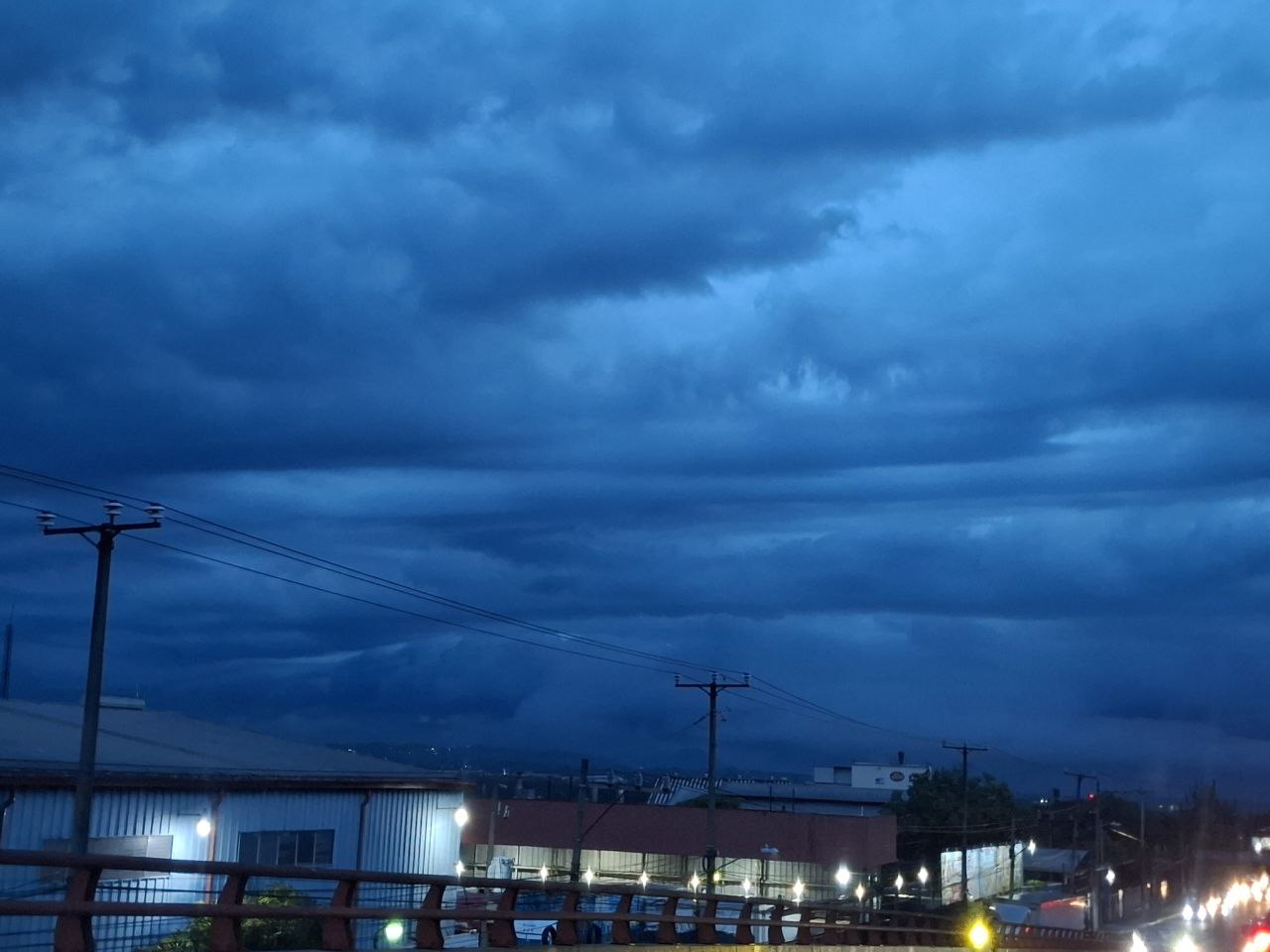 Lluvias y tormentas afectarán varias zonas de El Salvador este viernes