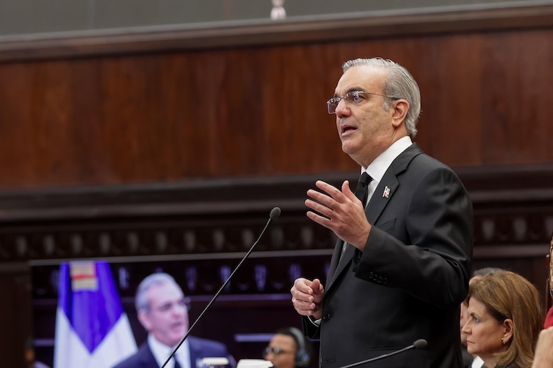 El presidente dominicano evita referirse a la reforma de la Constitución en El Salvador