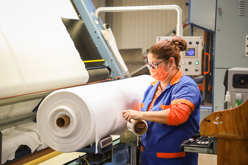 El salario de las trabajadoras subió un 3.95 % en 2024, pero fue insuficiente para nivelar la brecha