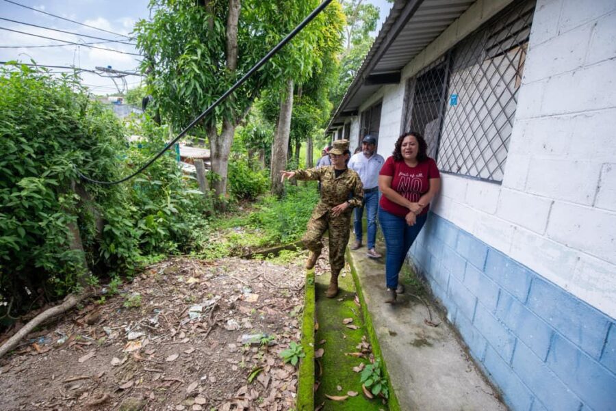 Nueva ministra de Educación inició labores con recorrido en escuela de Soyapango