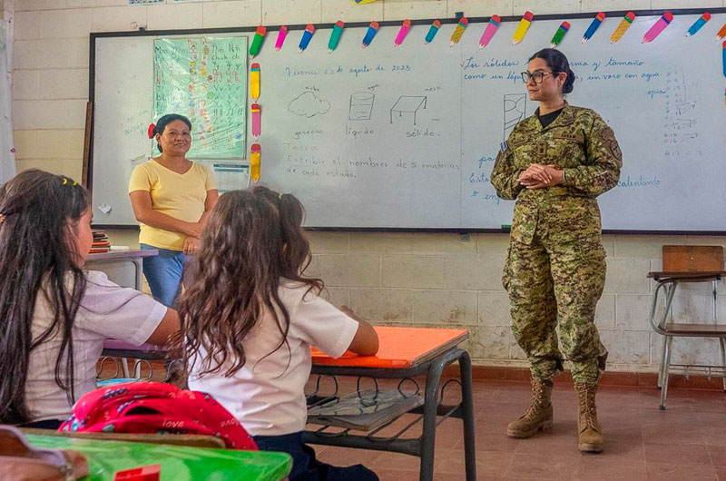 Ministra anuncia nuevo reglamento de Cortesía Escolar, alumnos podrían ser reprobados por deméritos