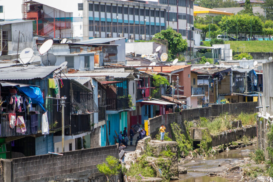 Habitantes de Tutunichapa I siguen en riesgo por debilidad de muro de contención