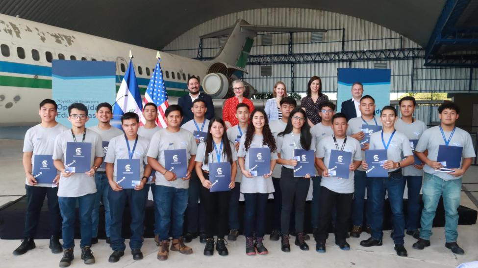 Más de 1,200 salvadoreños recibieron formación educativa para evitar migración irregular en 2024