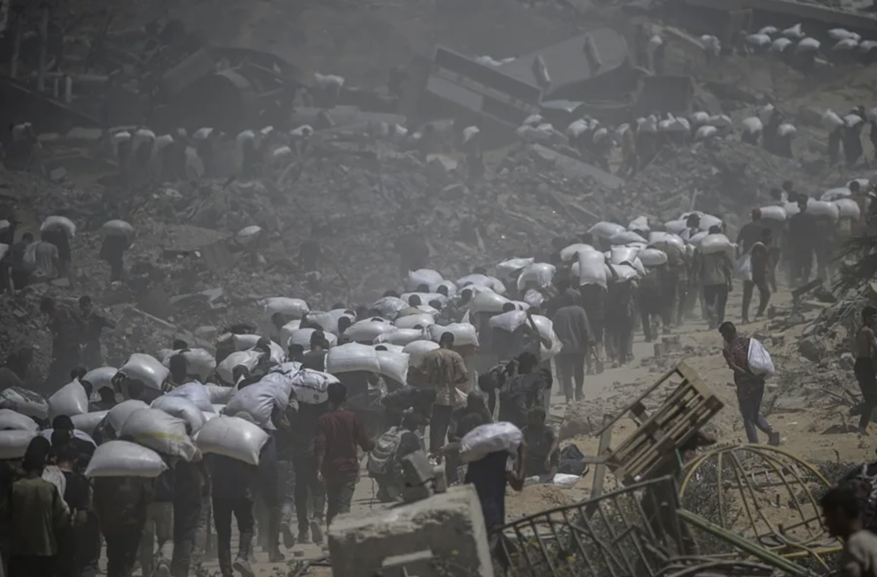 Hospitales de Gaza registraron casi 100 muertos más a lo largo del viernes, según Sanidad