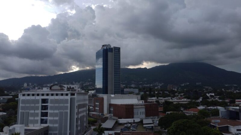 Onda tropical causará lluvias este sábado y vientos de más de 40 kilómetros por hora