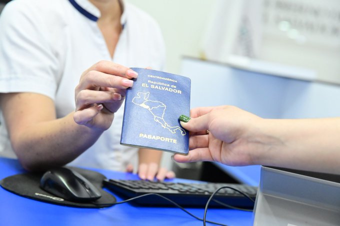 Migración emitió casi 500,000 pasaportes salvadoreños durante el último año