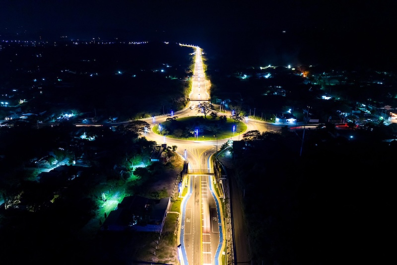 Periférico Gerardo Barrios en San Miguel ya cuenta con iluminación en sus 21 kilómetros